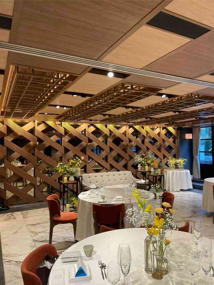 テーブルが7つくらい設置してある小さめの披露宴会場