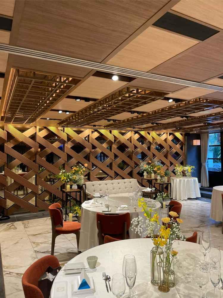 テーブルが7つくらい設置してある小さめの披露宴会場