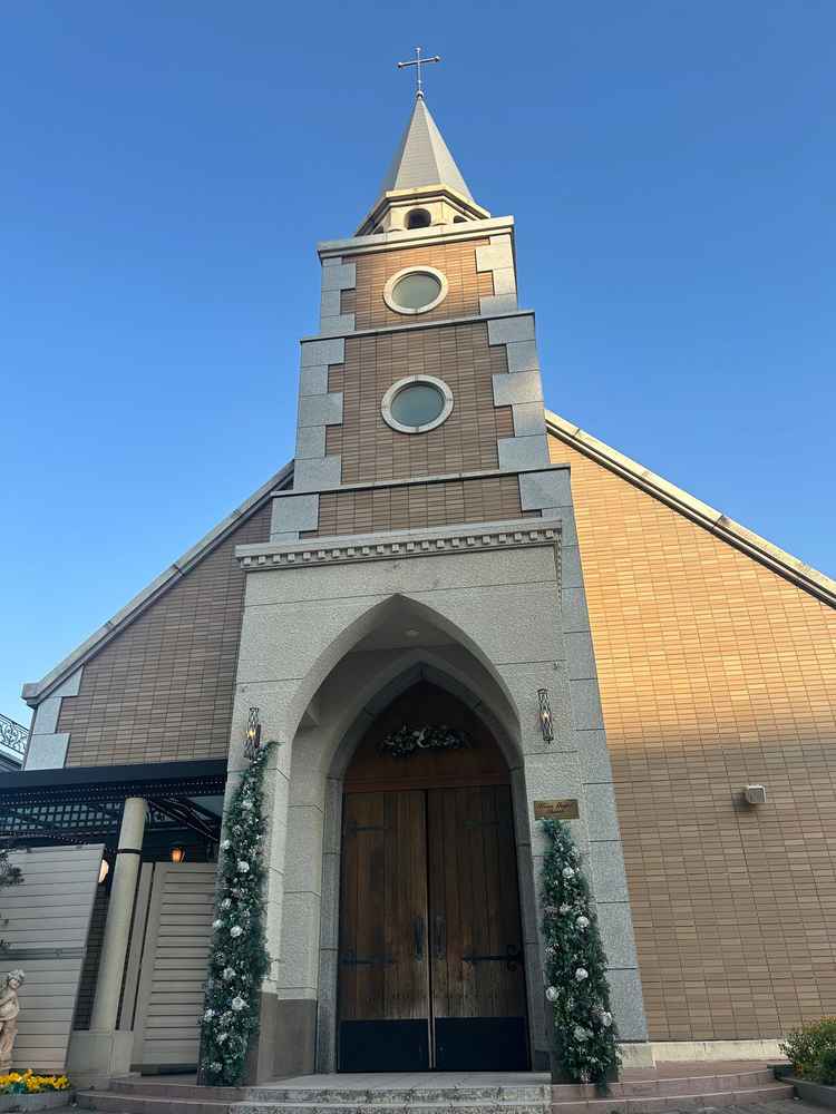 独立型チャペルの外観。鐘が鳴るので、結婚式感がグッと出る。オプションでバルーンリリースも可能。