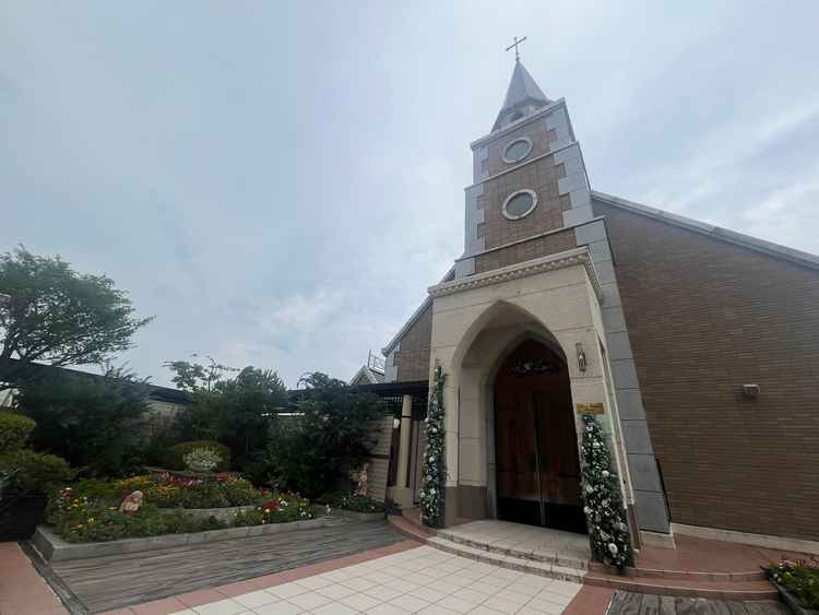 式場らしさのある大きなチャペルでした。お庭の緑もよかったです。