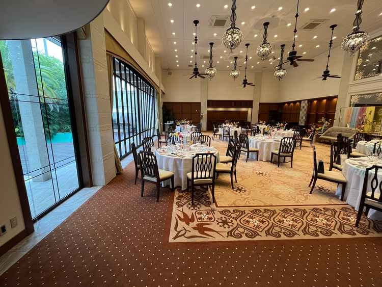 披露宴会場。1階入り口から。親族婚でもサイズ感もちょうど良い。プール付きガーデンと使用可能。