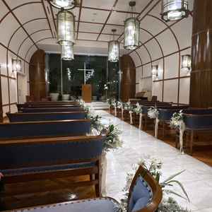 コンパクトなチャペルですがドレスが映えそうです。