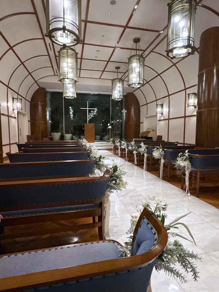 コンパクトなチャペルですがドレスが映えそうです。