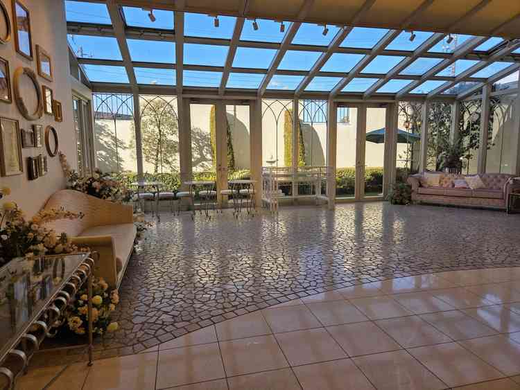 挙式の後にビュッフェなどでゲストをもてなすためのちょっとした空間は、海外のおうちに招かれたようです。