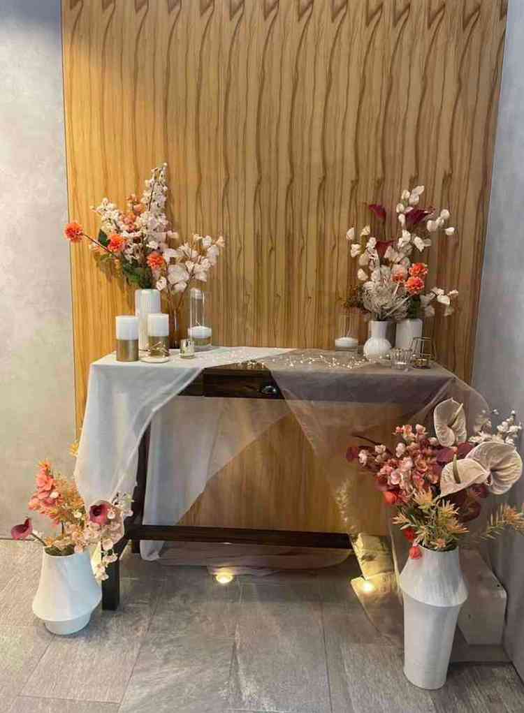 受付にはお花の装飾があり、結婚式当日はウェルカムボードや写真も飾ることができる。