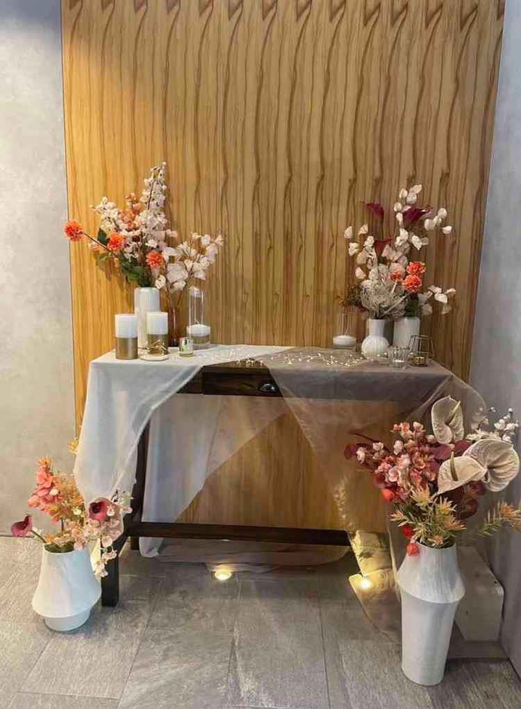 受付にはお花の装飾があり、結婚式当日はウェルカムボードや写真も飾ることができる。