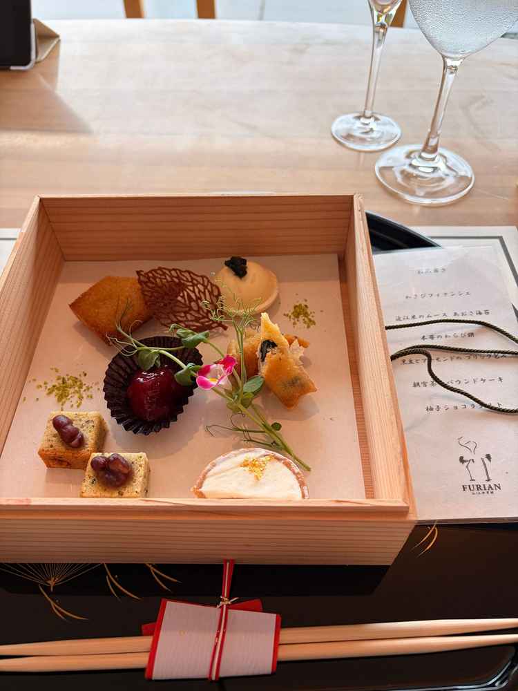 デザートの写真。見た目も華やかで、あおさやワサビなど和の食材を使用しており、新鮮さを感じた。