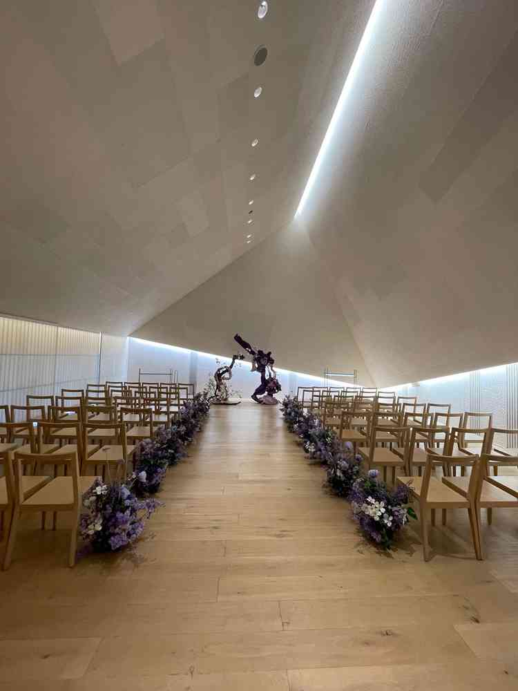 チャペルは木や和紙などの素材が使われていて、あたたかみがありました。