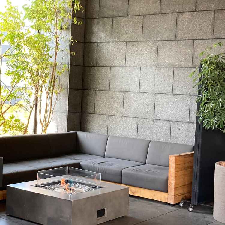 チャペル横にある待合スペース。緑も多いので、自然を感じられます。