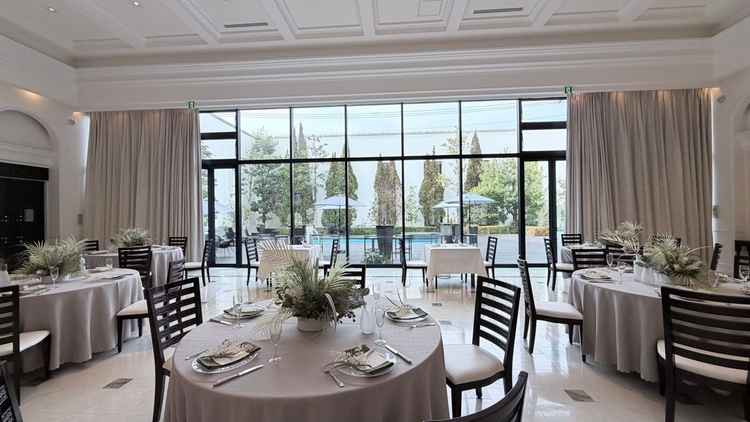 披露宴会場着座の視点で取り、カーテンが空いているものです