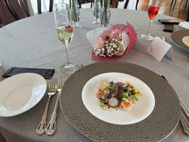 ミニブーケを頂けたり、皿の下から写真を出してもらったり細かい気遣いが嬉しかったです。