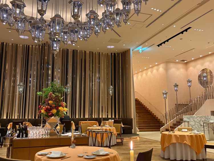 会場の天井高が高く広く見える。ソファ席を高砂にすることもできる。