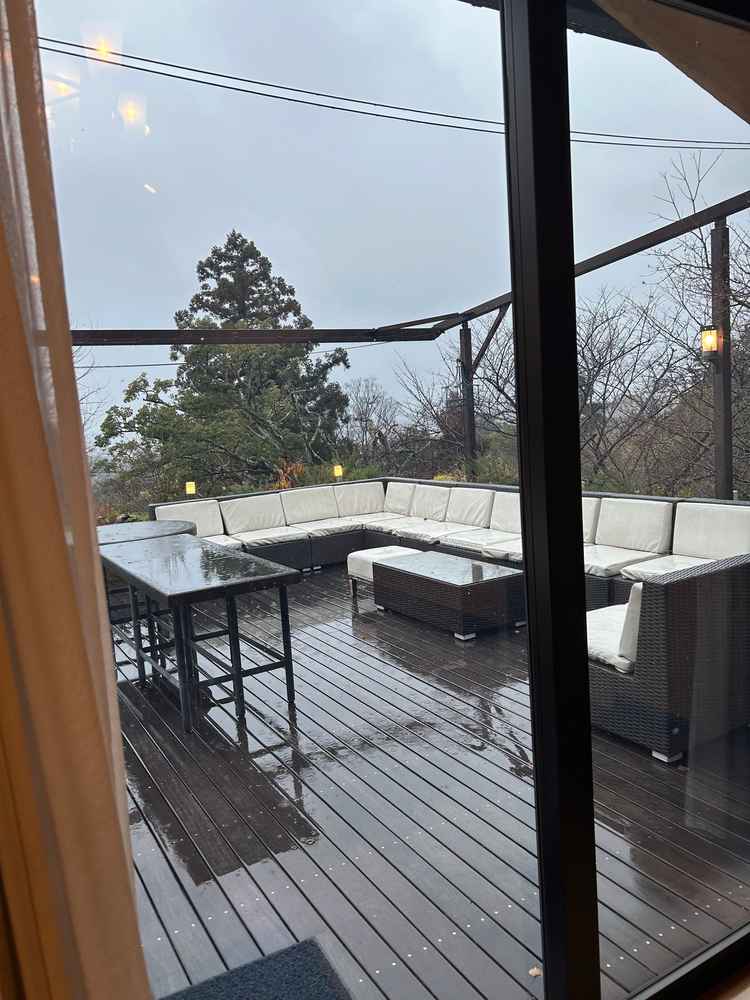 披露宴会場の外にあるバルコニーで、残念ながら雨で出れませんでしたが晴れなら過ごしやすいと思います