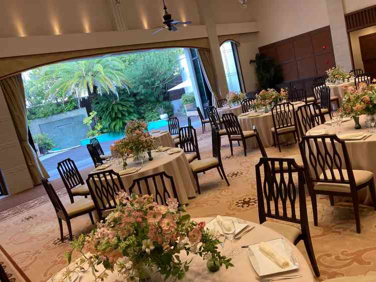 披露宴会場はテラスを全開放でき、とても開放的かつゲストとの距離が近く親密感のある披露宴になりそう。