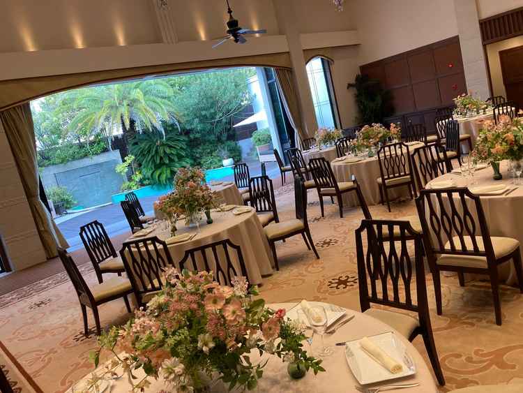 披露宴会場はテラスを全開放でき、とても開放的かつゲストとの距離が近く親密感のある披露宴になりそう。