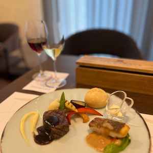 お料理はとっても美味しかったです。ワインもこだわりのものでとても美味しかった。