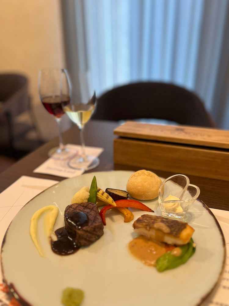 お料理はとっても美味しかったです。ワインもこだわりのものでとても美味しかった。