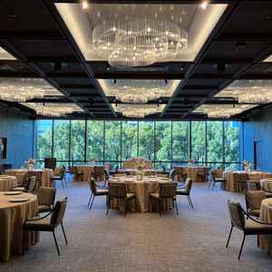 いくつか披露宴会場がある中で一番雰囲気が好きでした。柔らかい光と緑が映える会場でした。