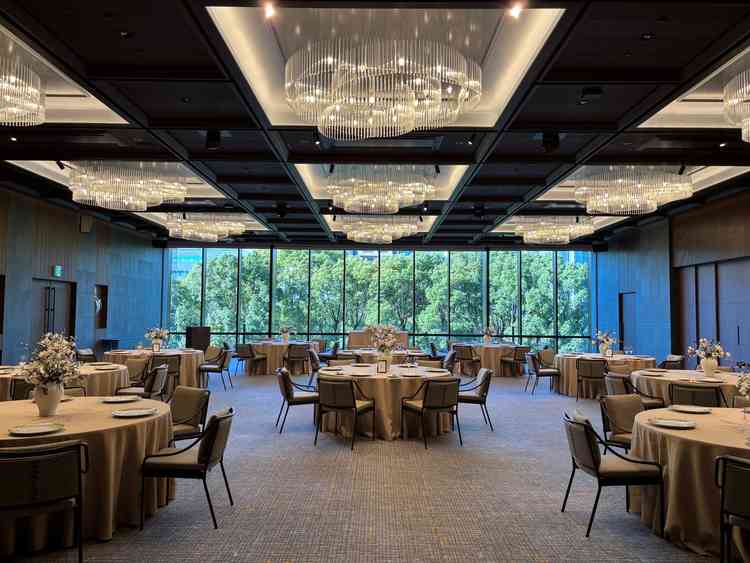 いくつか披露宴会場がある中で一番雰囲気が好きでした。柔らかい光と緑が映える会場でした。