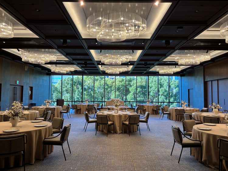 いくつか披露宴会場がある中で一番雰囲気が好きでした。柔らかい光と緑が映える会場でした。