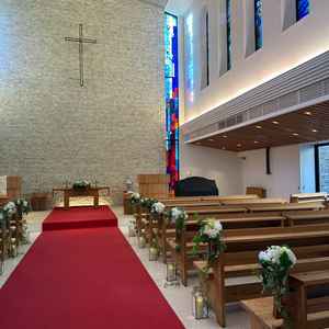 天井が高く、自然光が入る厳かな挙式会場でした。