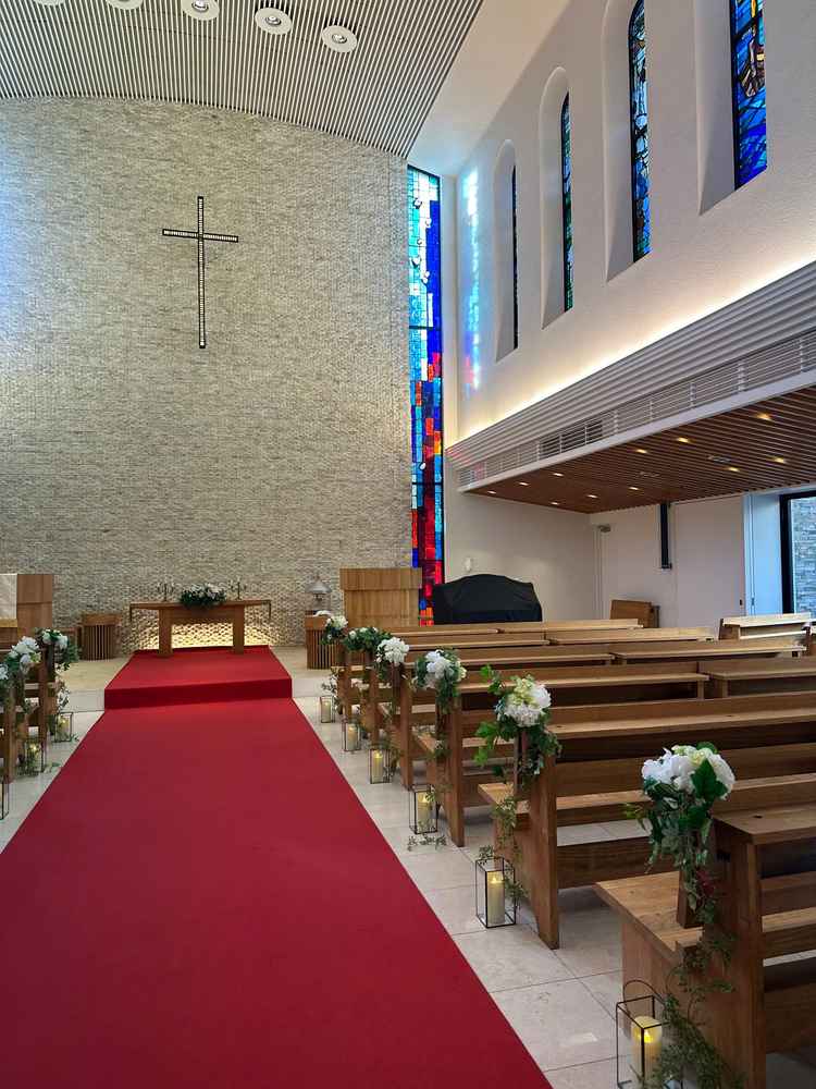 天井が高く、自然光が入る厳かな挙式会場でした。