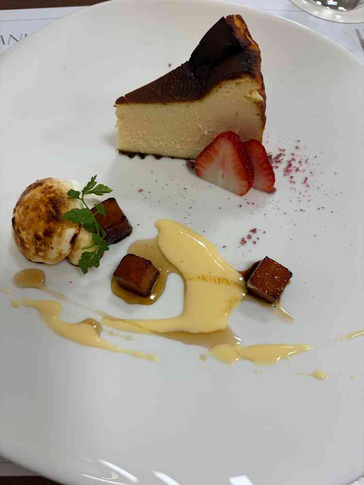 試食。前菜もお肉もとても美味しかったです。特にデザートのバスクチーズが、とても美味しかったです。