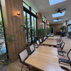 ゲスト待合室のカフェスペース。おしゃれ！　木目調の家具とオレンジ系の照明がマッチングでカフェみたい！