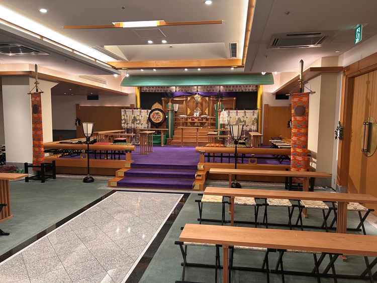 紫を基調とした儀式殿。