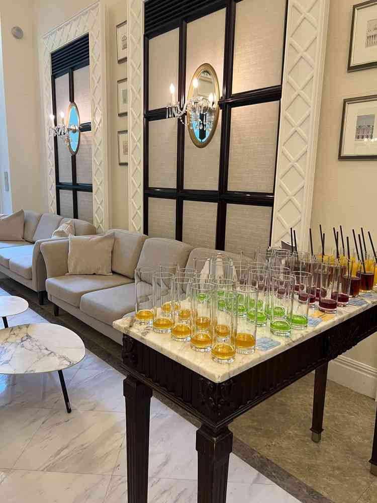玄関を入るとすぐにあるウェルカムドリンクが飲める空間。待ち時間も退屈せずに楽しい時間になりそうです。