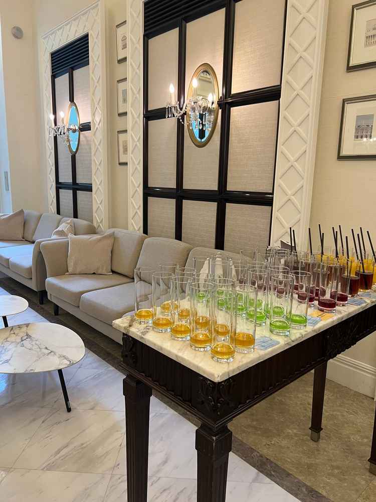 玄関を入るとすぐにあるウェルカムドリンクが飲める空間。待ち時間も退屈せずに楽しい時間になりそうです。