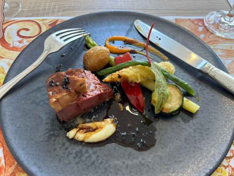 試食メインのフォアグラ・牛フィレ※一口食べてます。