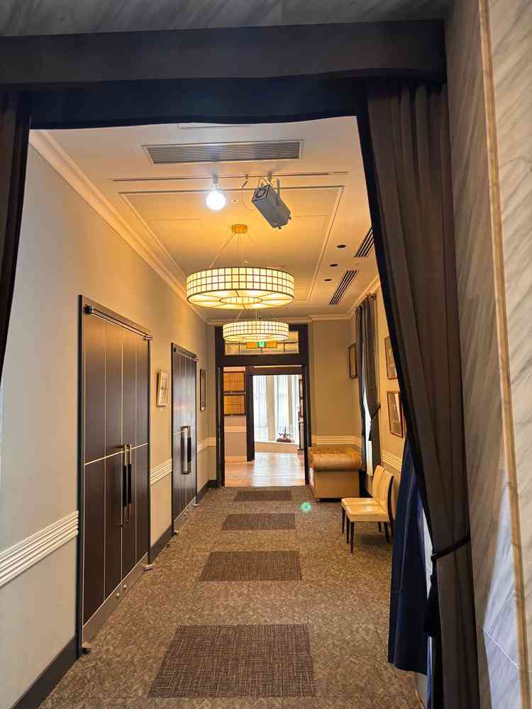 建物内部の廊下です。クラシックでおしゃれな雰囲気でした。