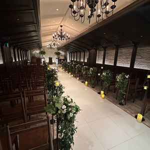 木目調チャペルは温もりを感じます。実物は写真より圧迫感がありました。