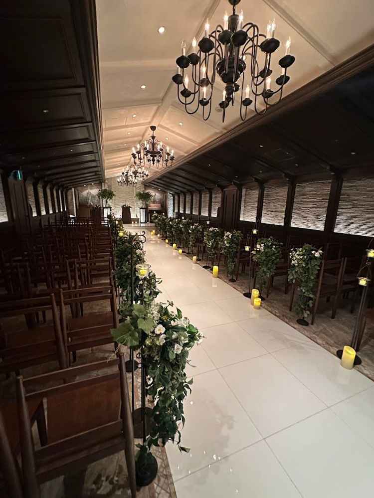 木目調チャペルは温もりを感じます。実物は写真より圧迫感がありました。