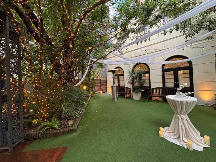 入り口のガーデンの写真。芝や周囲の木が都会を忘れさせてくれる空間でした。