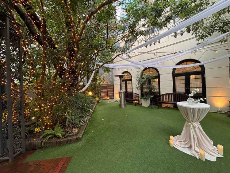 入り口のガーデンの写真。芝や周囲の木が都会を忘れさせてくれる空間でした。