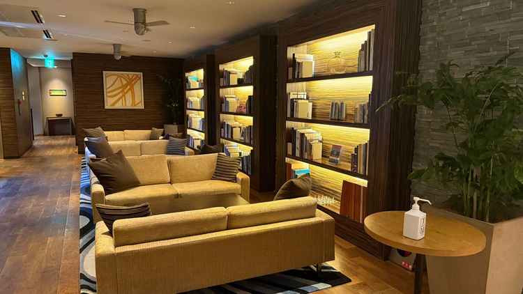 披露宴会場の前がソファーになっていて雰囲気がオシャレでした。