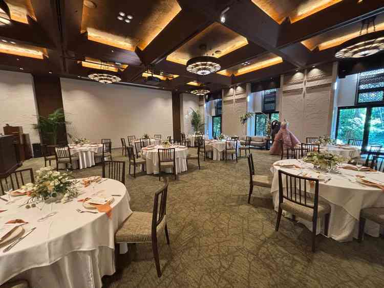 披露宴会場① 窓からガーデンに出ることも可能