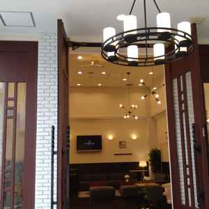 大きな扉の向こうには、自分たちで飾り付けのできる待合スペースが広がります