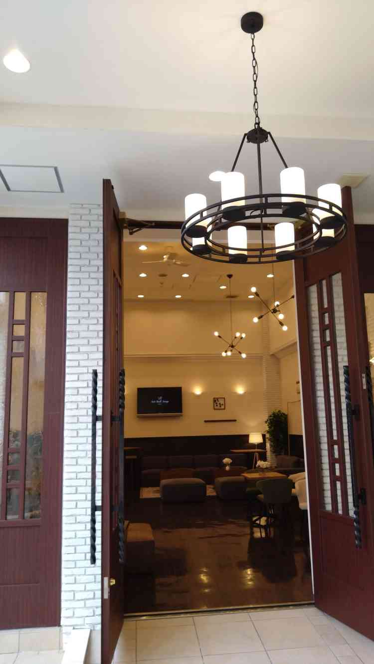 大きな扉の向こうには、自分たちで飾り付けのできる待合スペースが広がります