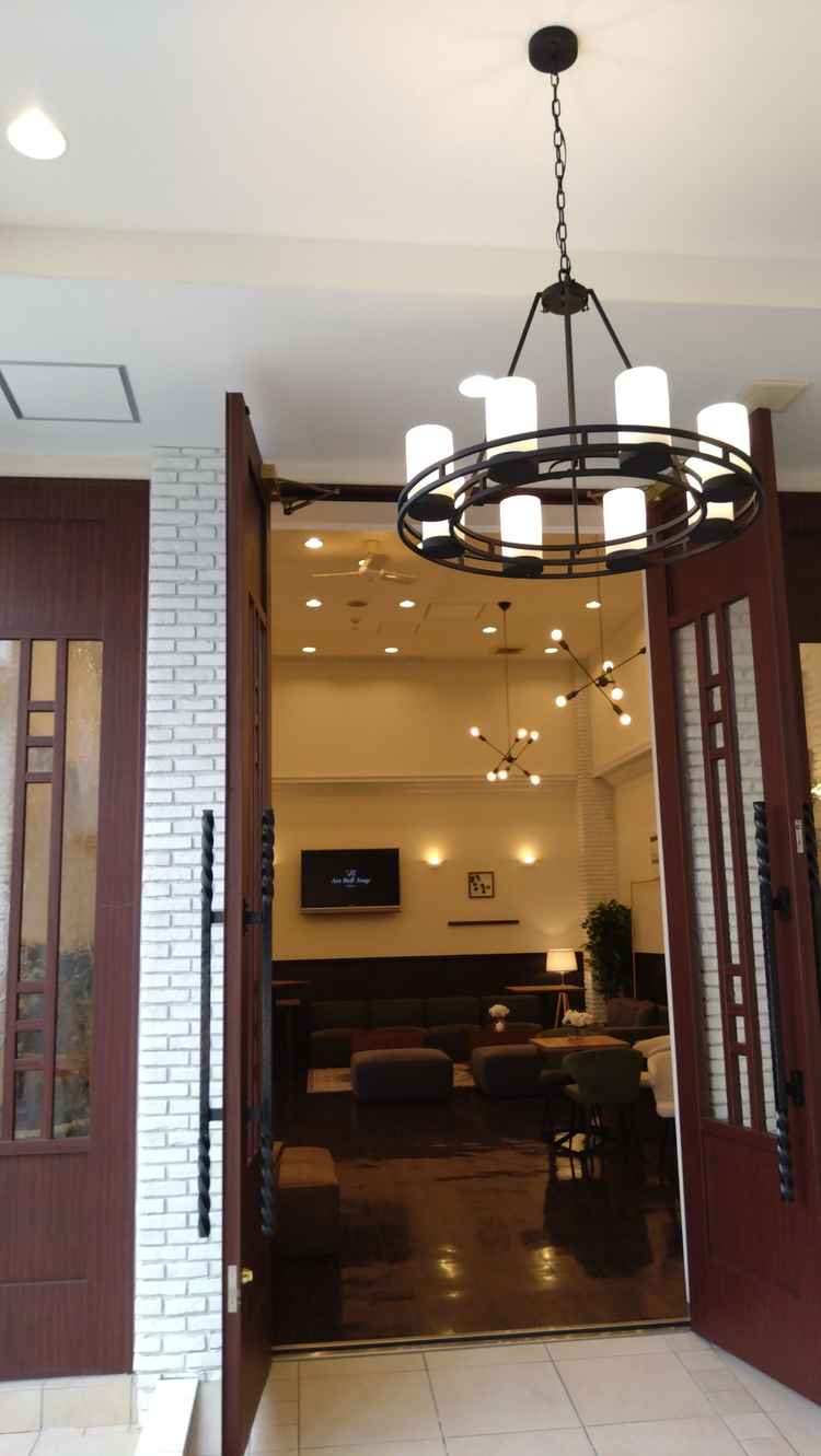 大きな扉の向こうには、自分たちで飾り付けのできる待合スペースが広がります