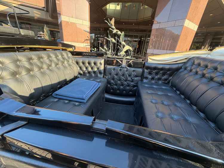 ホースパレードの座席です。ソファーもしっかりしていてドレスでも不安なく座れそう。