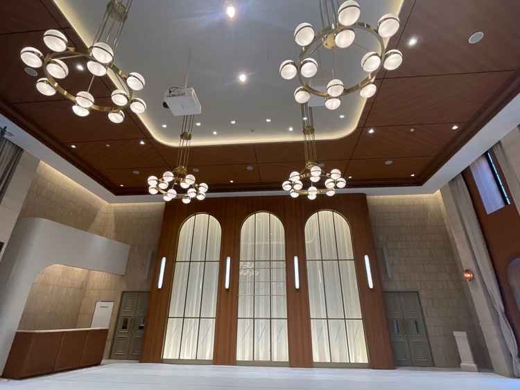 会食会場。少し広いが、周りには写真等を配置可能な為、少人数でも満足できる会場。