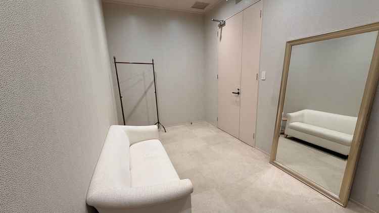 着替えをする部屋が沢山あります、子連れのゲストも安心そうです。
