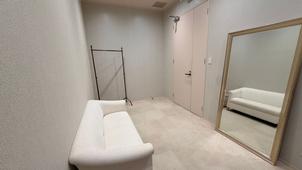 着替えをする部屋が沢山あります、子連れのゲストも安心そうです。