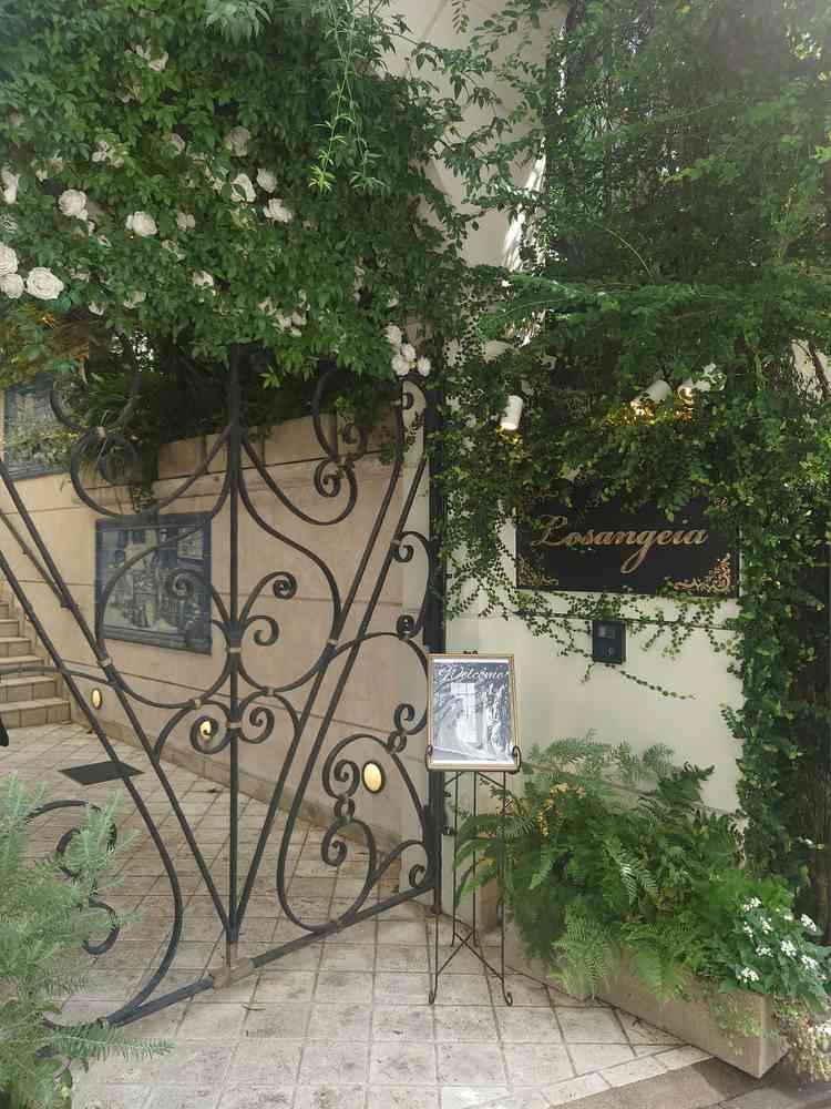 麻布の高級住宅街の一角に現れる式場。門から世界観を演出できる。