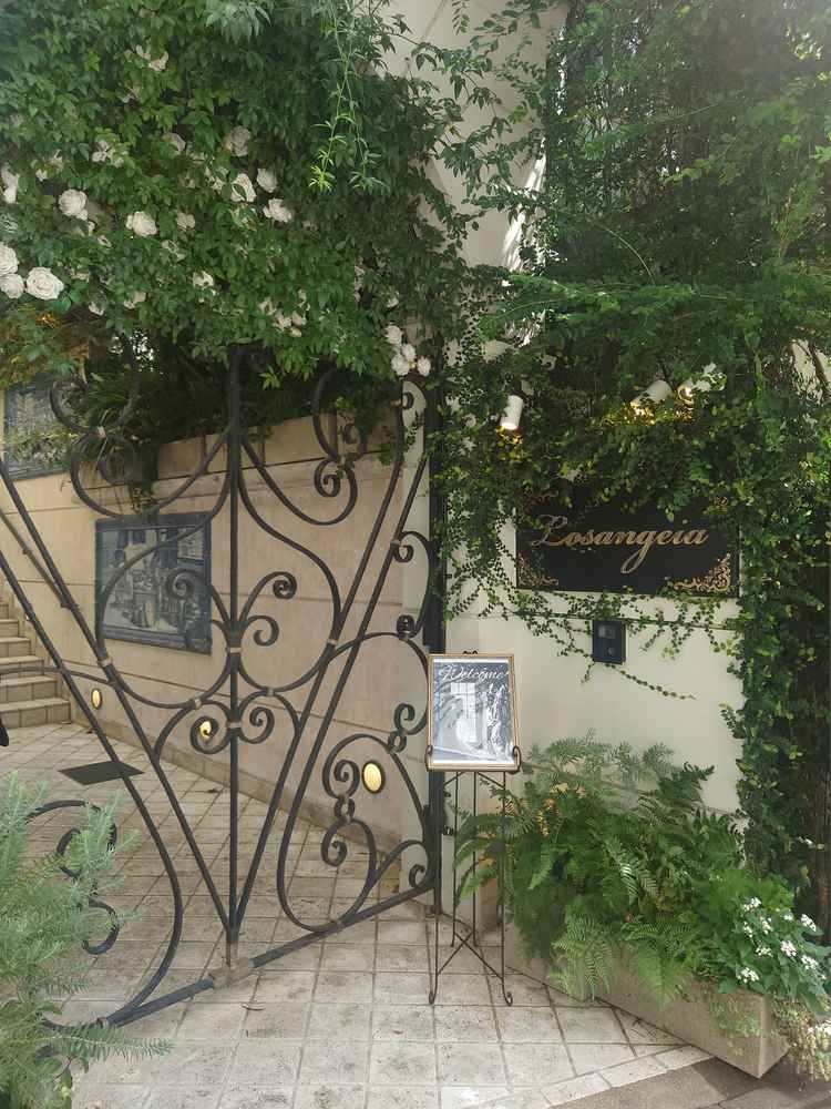 麻布の高級住宅街の一角に現れる式場。門から世界観を演出できる。