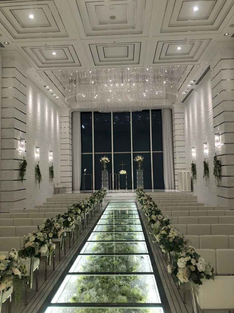 夜のチャペルです。天井が高くて、広々としています。椅子は写真を撮りやすいよう低く作られてるそうです。