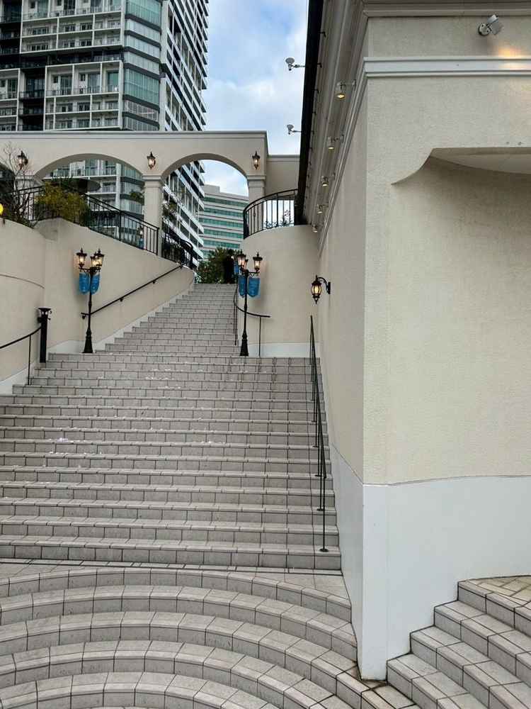 外階段。写真でみるより雰囲気がよく、参列者が多くても、ギュウギュウにはならないと感じました。